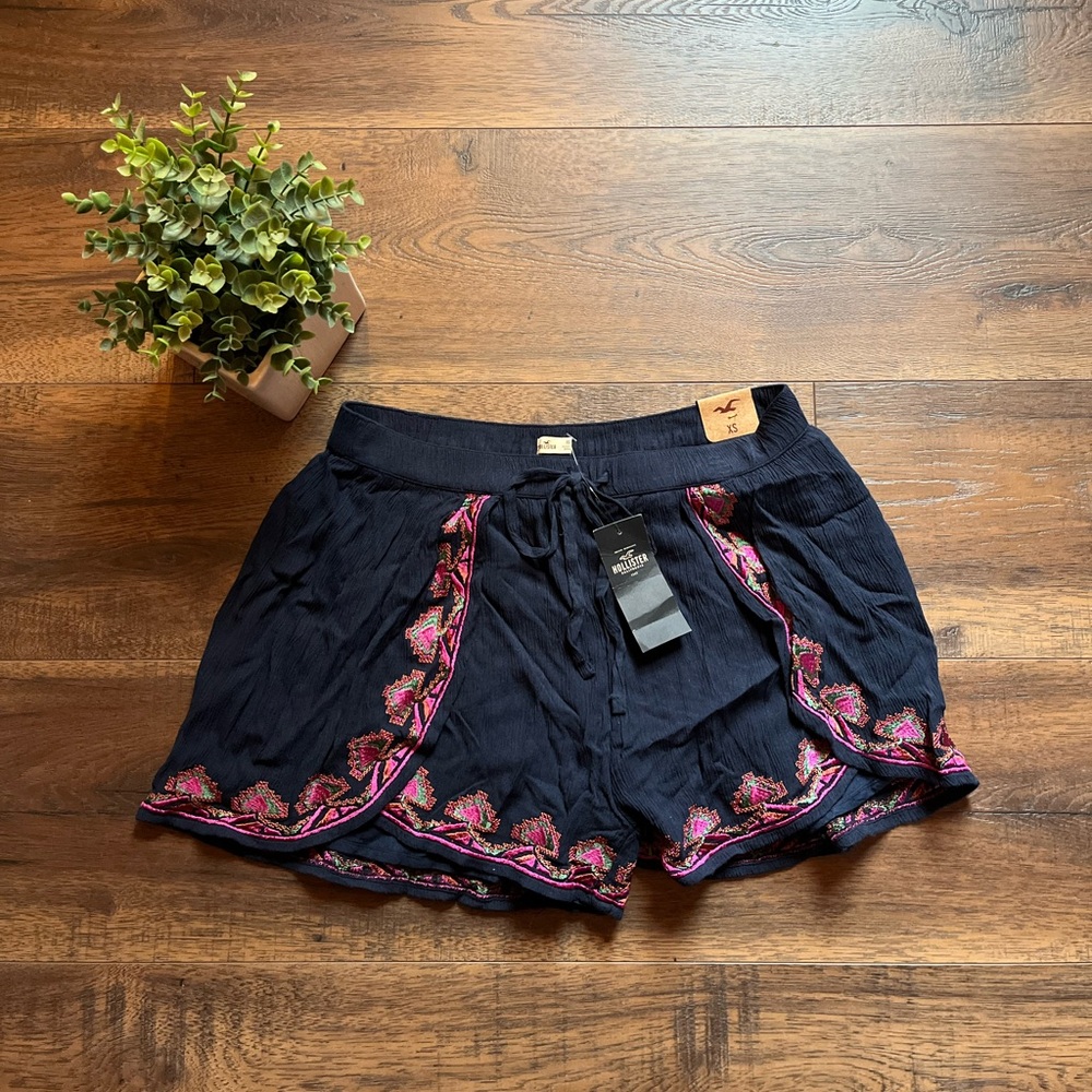 Women’s Hollister Pattern Shorts - size XS (NWT)